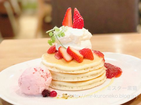 パンケーキママカフェ VoiVoi 【三軒茶屋】 苺と塩生クリームのパンケーキ