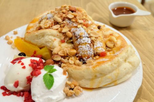 【下北沢　ニューオープン】Pluffy cafe プラッフィーカフェ　自家製キャラメルソース＆ナッツのふわふわパンケーキ