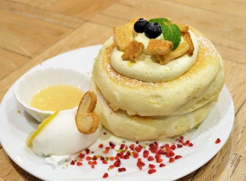 【下北沢】Pluffy cafe プラッフィーカフェ　レモンパイのふわふわパンケーキ～ハニーチーズ＆ソルティレモンソース～