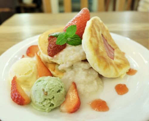 【下北沢】モグモグ MOGMOG　自家製甘酒クリームのパンケーキ　季節のフルーツ添え