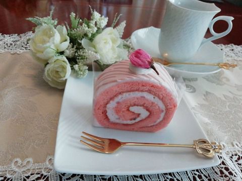 「シェ松尾」の桜のロールケーキ