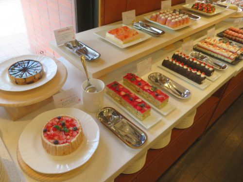 札幌東急REIホテル　「サウスウエスト」　苺づくしのケーキバイキング