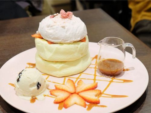【日吉】Cafe du Paris カフェドゥパリ　桜とキャラメルのパンケーキ