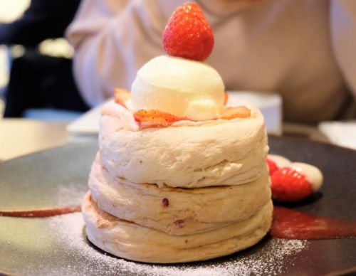 【原宿 神宮前】ミカサデコ&カフェ MICASADECO&CAFE JINGUMAE　ふわふわ苺とホワイトチョコのパンケーキ