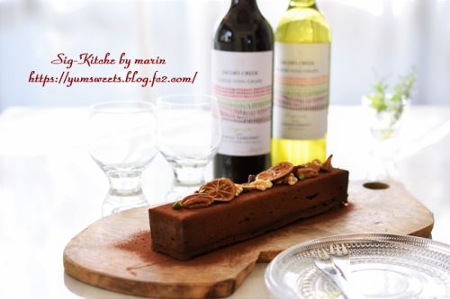 レシピ動画『テリーヌ風チョコレートチーズケーキの作り方』と、ワイン