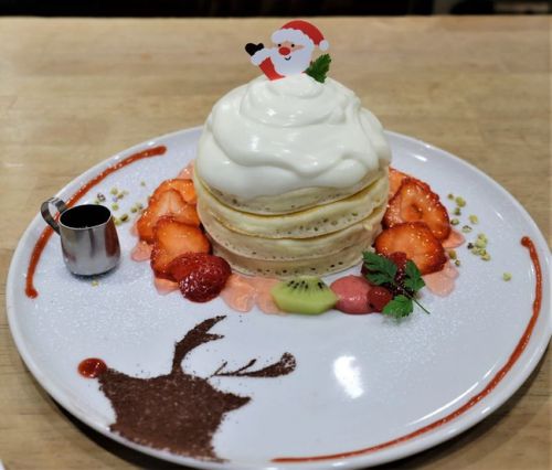 【三軒茶屋】 パンケーキママカフェVoiVoi　ジャージークリームと苺のクリスマスパンケーキ