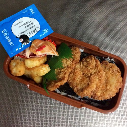 トンカツ弁当と GODIVAショコラケーキ