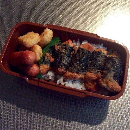 海苔巻きチキン弁当と とろけるティラミス