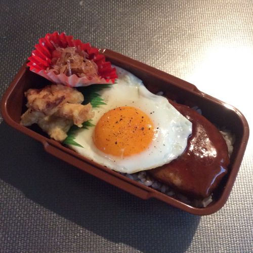 ハンバーグ弁当と 濃厚卵の四角いプリン