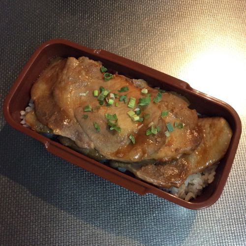味噌豚丼弁当と 夏苺のティラミス