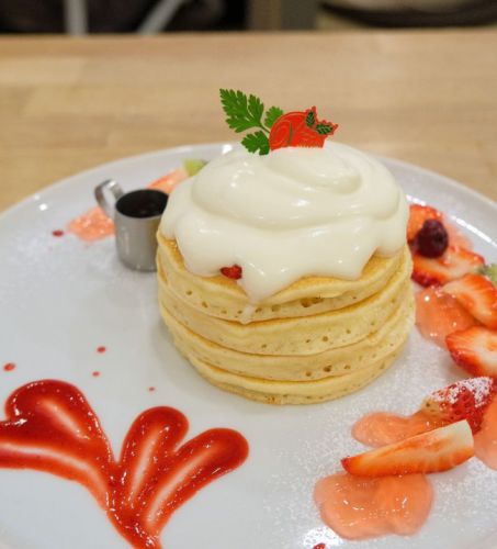 【東京 三軒茶屋】パンケーキママカフェVoiVoi　ジャージークリームと苺のクリスマスパンケーキ