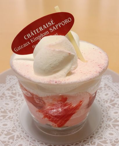 北海道産純生クリーム使用苺とホワイトチョコのカップデザート@シャトレーゼ