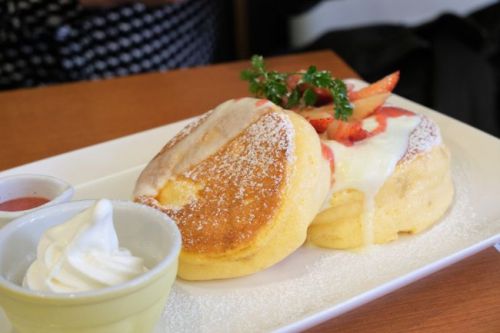 【千葉 本八幡】茶寮　煉　チーズクリームエスプーマのいちごショートケーキ風ホットケーキ