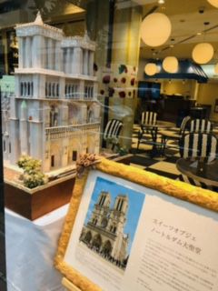 ホテルオークラ神戸のスイーツオブジェ「ノートルダム大聖堂」が神戸国際調理製菓専門学校に再現